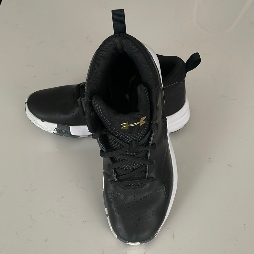 Under Armor Big Kid’s Size 5 Black High Top Sneakers